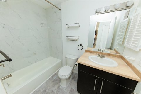 Condo in Brandon, Florida, 2 bedrooms  № 1687343 - photo 10