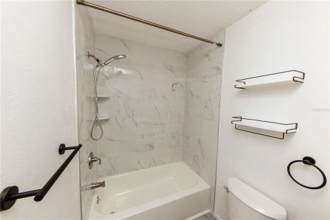 Condo in Brandon, Florida, 2 bedrooms  № 1687343 - photo 13