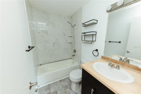 Condo in Brandon, Florida, 2 bedrooms  № 1687343 - photo 5