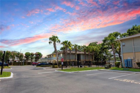 Condo in Brandon, Florida, 2 bedrooms  № 1687343 - photo 1