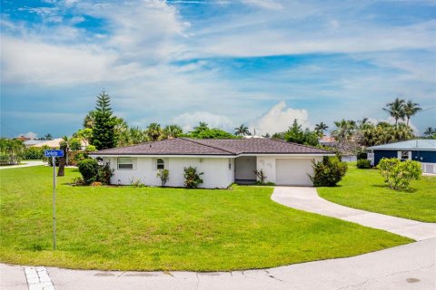House in Punta Gorda, Florida 3 bedrooms, 124.12 sq.m. № 1918427 - photo 1