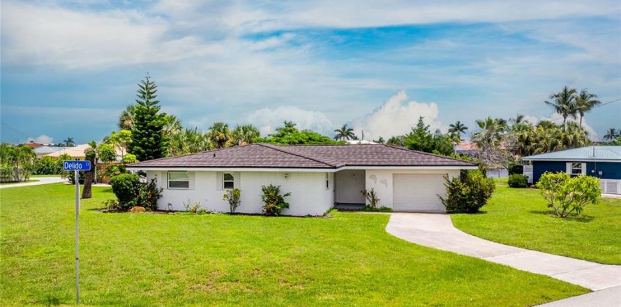House in Punta Gorda, Florida 3 bedrooms, 124.12 sq.m. № 1918427