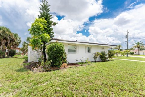 House in Punta Gorda, Florida 3 bedrooms, 124.12 sq.m. № 1918427 - photo 21