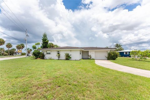House in Punta Gorda, Florida 3 bedrooms, 124.12 sq.m. № 1918427 - photo 15