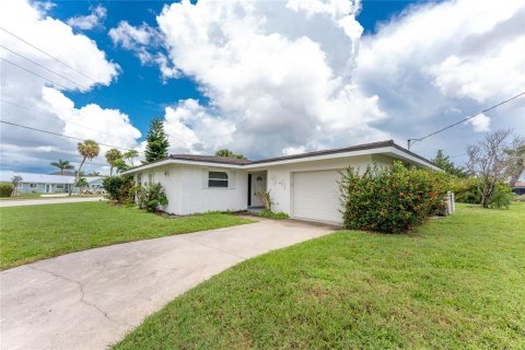 House in Punta Gorda, Florida 3 bedrooms, 124.12 sq.m. № 1918427 - photo 26