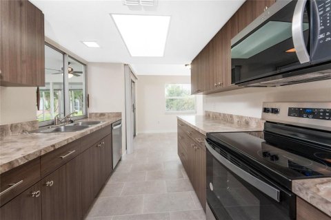 House in Punta Gorda, Florida 3 bedrooms, 124.12 sq.m. № 1918427 - photo 8