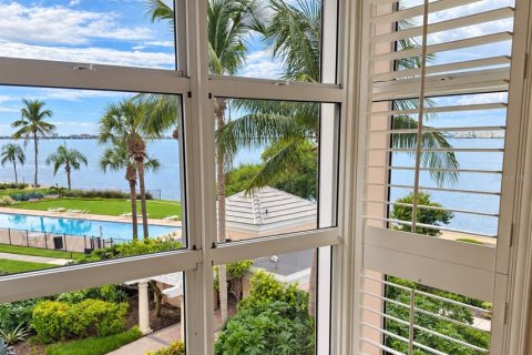 Condo in Saint Petersburg, Florida, 3 bedrooms  № 2394428 - photo 10