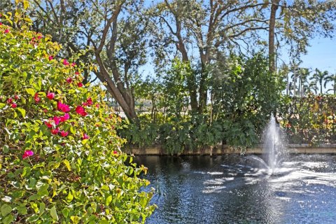 Condo in Saint Petersburg, Florida, 3 bedrooms  № 2394428 - photo 2
