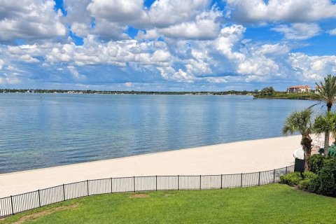 Condo in Saint Petersburg, Florida, 3 bedrooms  № 2394428 - photo 13