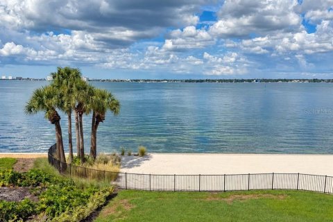 Condo in Saint Petersburg, Florida, 3 bedrooms  № 2394428 - photo 12