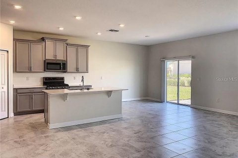 House in Davenport, Florida 4 bedrooms, 180.14 sq.m. № 2225795 - photo 15