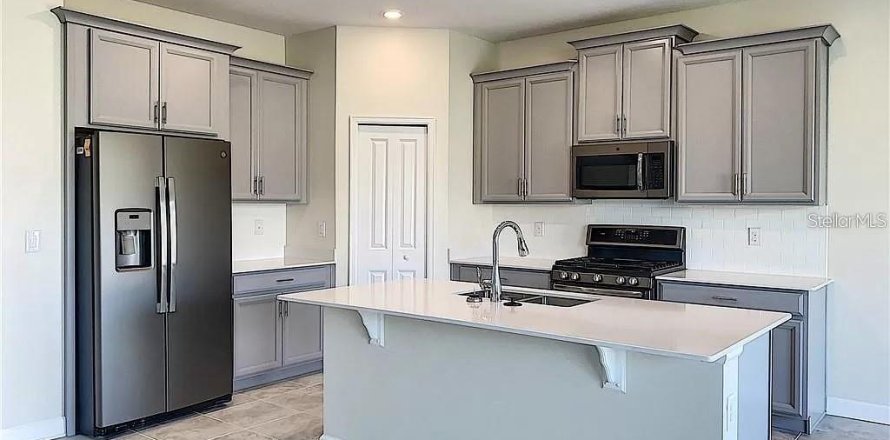 House in Davenport, Florida 4 bedrooms, 180.14 sq.m. № 2225795