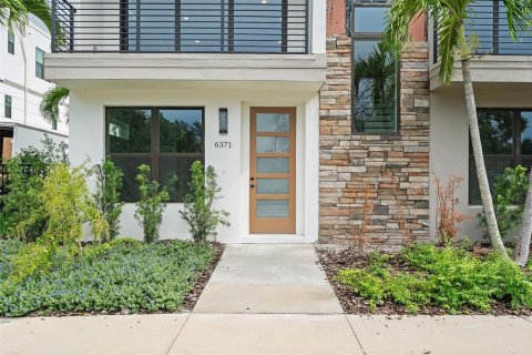 Touwnhouse à vendre à Saint Petersburg, Floride: 3 chambres, 189.43 m2 № 1902570 - photo 1