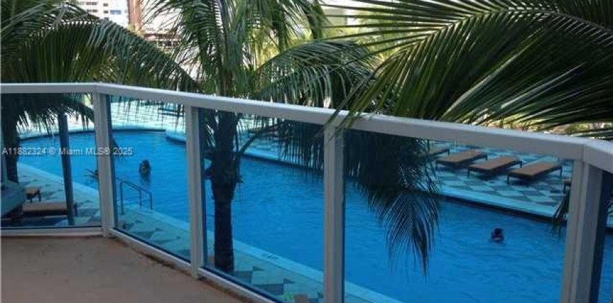Estudio en el Condominio en Hallandale Beach, Florida  № 1928470