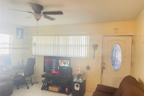 Villa ou maison à vendre à Miami Gardens, Floride: 3 chambres, 114.46 m2 № 1977215 - photo 3