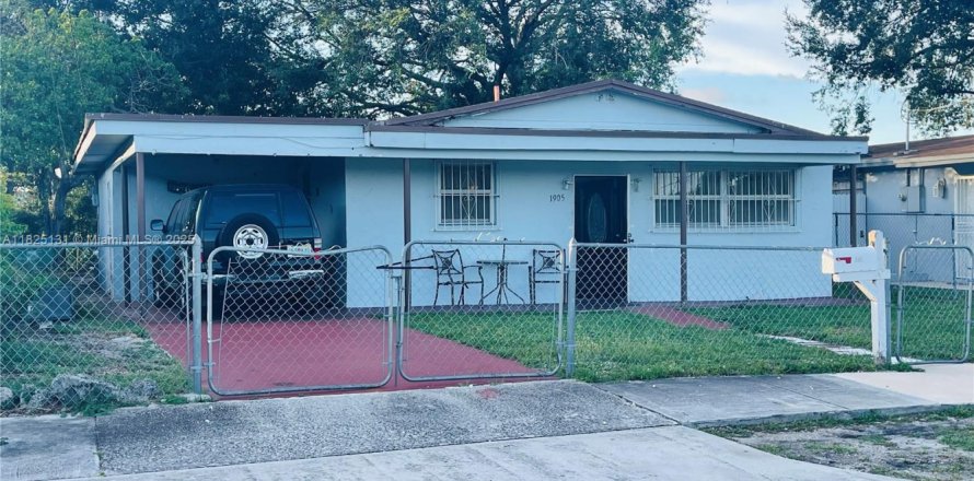 Villa ou maison à Miami Gardens, Floride 3 chambres, 114.46 m2 № 1977215