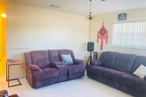 Villa ou maison à vendre à Miami Gardens, Floride: 3 chambres, 114.46 m2 № 1977215 - photo 2