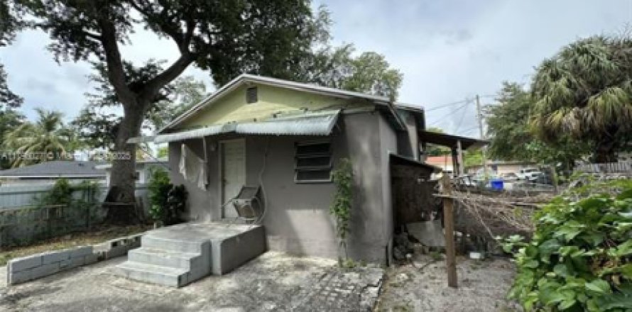 House in Miami, Florida 2 bedrooms, 105.44 sq.m. № 1862475