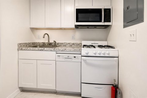Condo in Altamonte Springs, Florida, 1 bedroom № 2219279 - photo 6