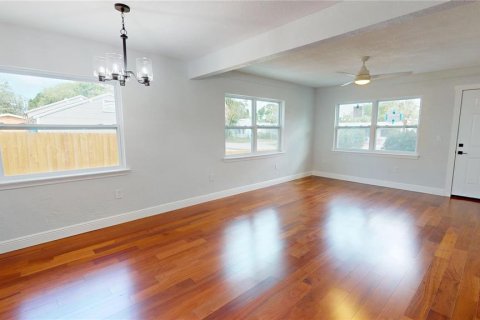 House in Saint Petersburg, Florida 3 bedrooms, 121.61 sq.m. № 1760460 - photo 7