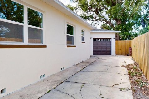 House in Saint Petersburg, Florida 3 bedrooms, 121.61 sq.m. № 1760460 - photo 26
