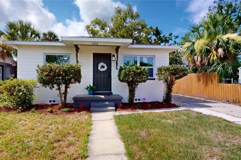 House in Saint Petersburg, Florida 3 bedrooms, 121.61 sq.m. № 1760460 - photo 1