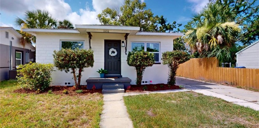 House in Saint Petersburg, Florida 3 bedrooms, 121.61 sq.m. № 1760460