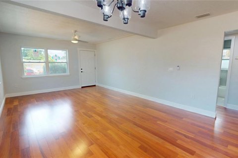 House in Saint Petersburg, Florida 3 bedrooms, 121.61 sq.m. № 1760460 - photo 6