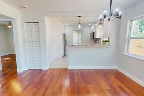 House in Saint Petersburg, Florida 3 bedrooms, 121.61 sq.m. № 1760460 - photo 5