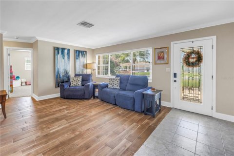 House in Saint Petersburg, Florida 3 bedrooms, 175.31 sq.m. № 1732655 - photo 7