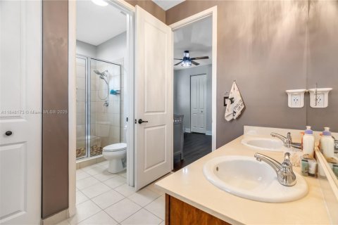House in Hialeah, Florida 3 bedrooms, 188.13 sq.m. № 1849206 - photo 26