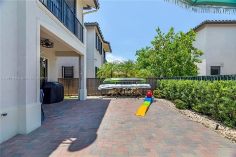 House in Hialeah, Florida 3 bedrooms, 188.13 sq.m. № 1849206 - photo 13