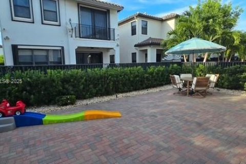 House in Hialeah, Florida 3 bedrooms, 188.13 sq.m. № 1849206 - photo 2