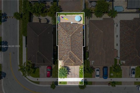 House in Hialeah, Florida 3 bedrooms, 188.13 sq.m. № 1849206 - photo 5