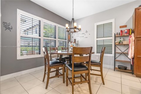 House in Hialeah, Florida 3 bedrooms, 188.13 sq.m. № 1849206 - photo 18