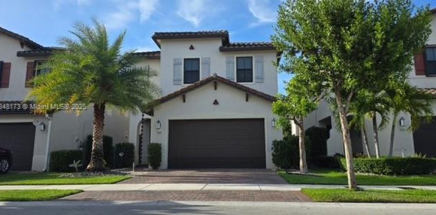 House in Hialeah, Florida 3 bedrooms, 188.13 sq.m. № 1849206