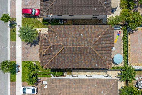 House in Hialeah, Florida 3 bedrooms, 188.13 sq.m. № 1849206 - photo 8