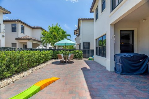 House in Hialeah, Florida 3 bedrooms, 188.13 sq.m. № 1849206 - photo 12