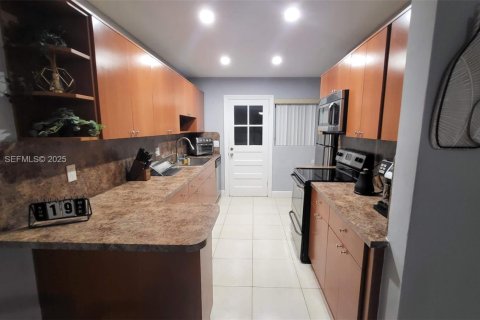 Снять в аренду таунхаус в Уэст-Палм-Бич, Флорида 2 спальни, 148.46м2, № 1984029 - фото 8