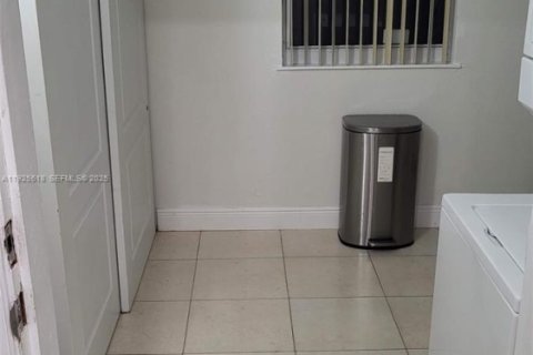 Снять в аренду таунхаус в Уэст-Палм-Бич, Флорида 2 спальни, 148.46м2, № 1984029 - фото 9