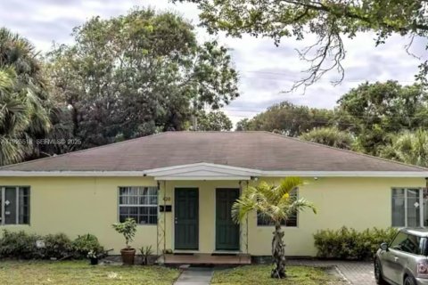 Снять в аренду таунхаус в Уэст-Палм-Бич, Флорида 2 спальни, 148.46м2, № 1984029 - фото 1