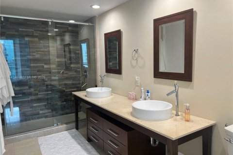 Condo in Miami, Florida, 1 bedroom  № 2001564 - photo 8