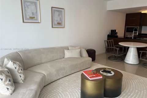 Condo in Miami, Florida, 1 bedroom  № 2001564 - photo 2