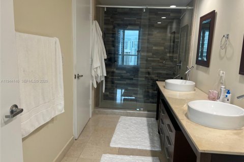 Condo in Miami, Florida, 1 bedroom  № 2001564 - photo 9