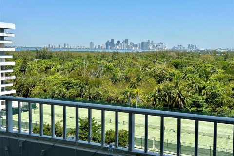 Снять в аренду кондоминиум в Ки-Бискейн, Флорида 2 спальни, 125.42м2, № 1957542 - фото 1