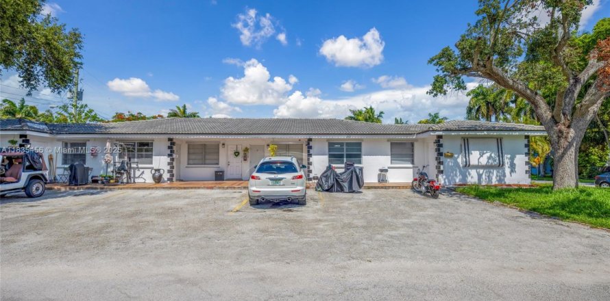 Commercial property in Dania Beach, Florida 249.91 sq.m. № 1823525