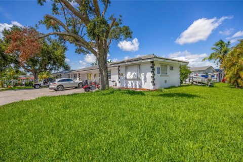 Commercial property in Dania Beach, Florida 249.91 sq.m. № 1823525 - photo 13