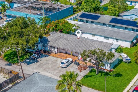 Commercial property in Dania Beach, Florida 249.91 sq.m. № 1823525 - photo 10