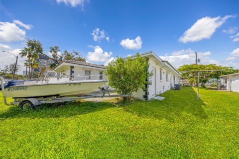 Commercial property in Dania Beach, Florida 249.91 sq.m. № 1823525 - photo 3