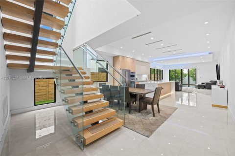 Touwnhouse à vendre à Miami, Floride: 3 chambres, 227.8 m2 № 2301038 - photo 2